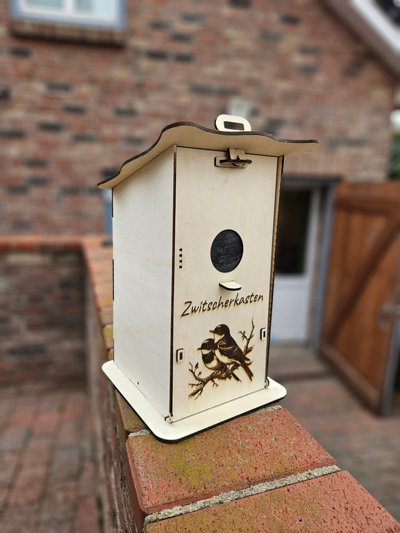 🐦 Zwitscherkasten – Flaschen- & Glashalter in Vogelhaus-Optik