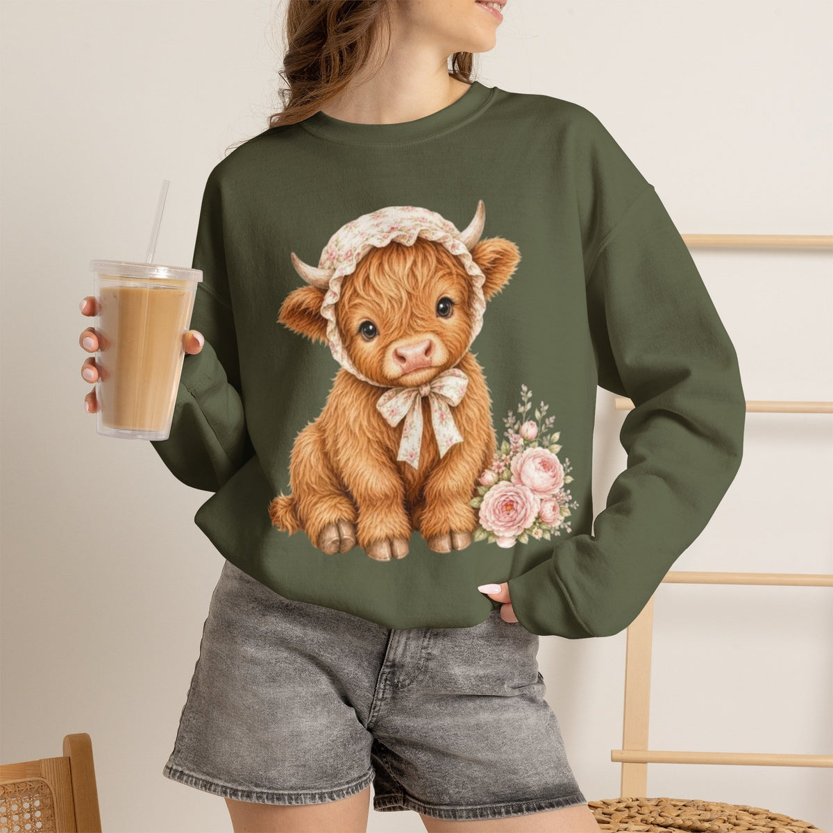 Sweatshirt mit Hochlandkalb und rosa Blumen
