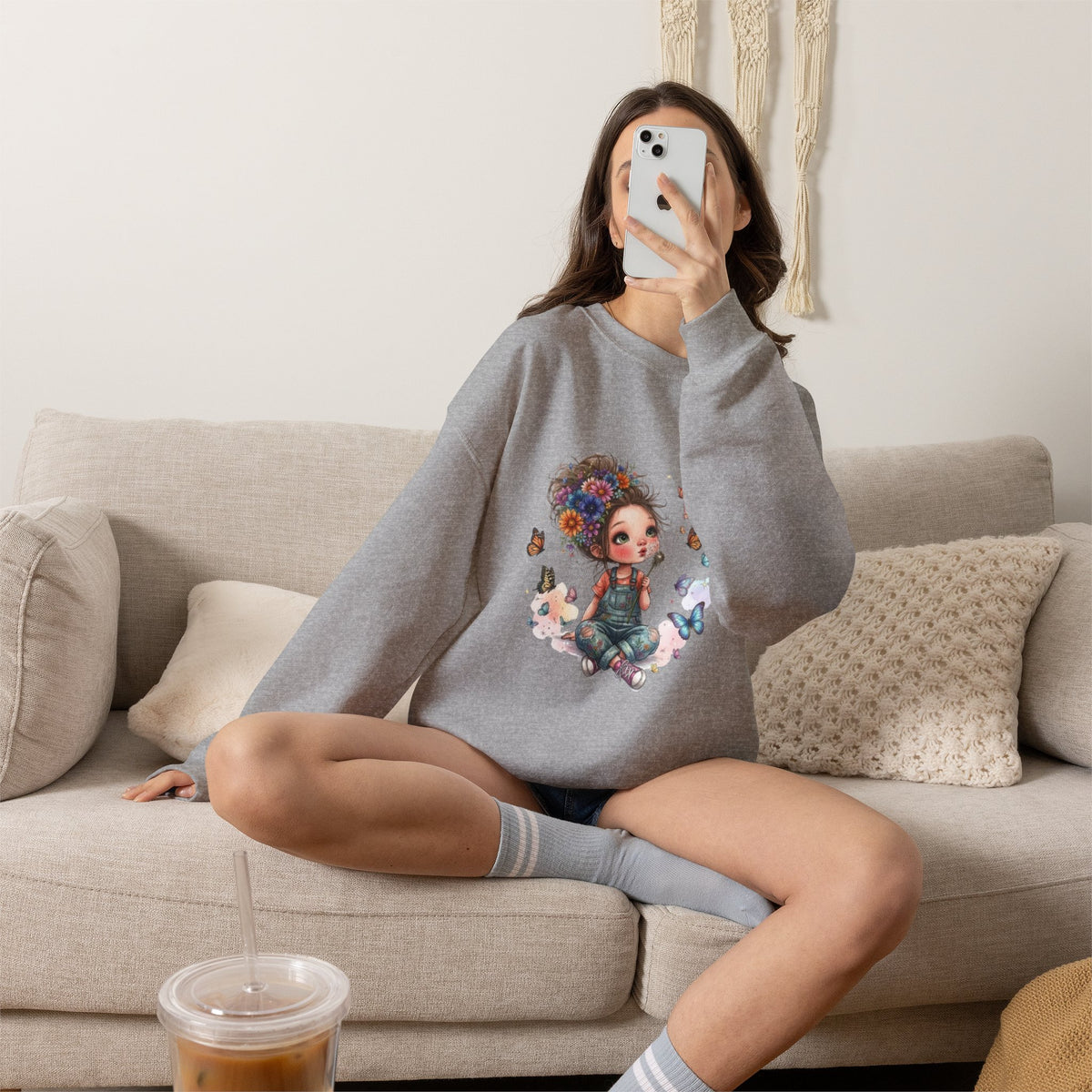 Sweatshirt mit Mädchen-Motiv, Blumen und Schmetterlingen