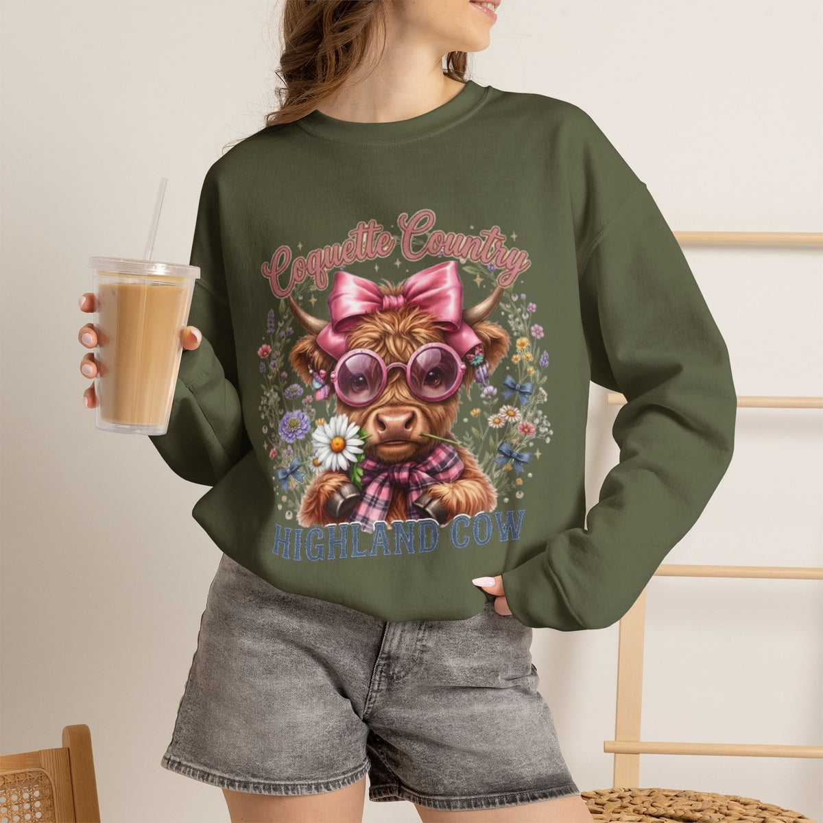 Sweatshirt mit Hochlandrind, rosa Schleife und Sonnenbrille