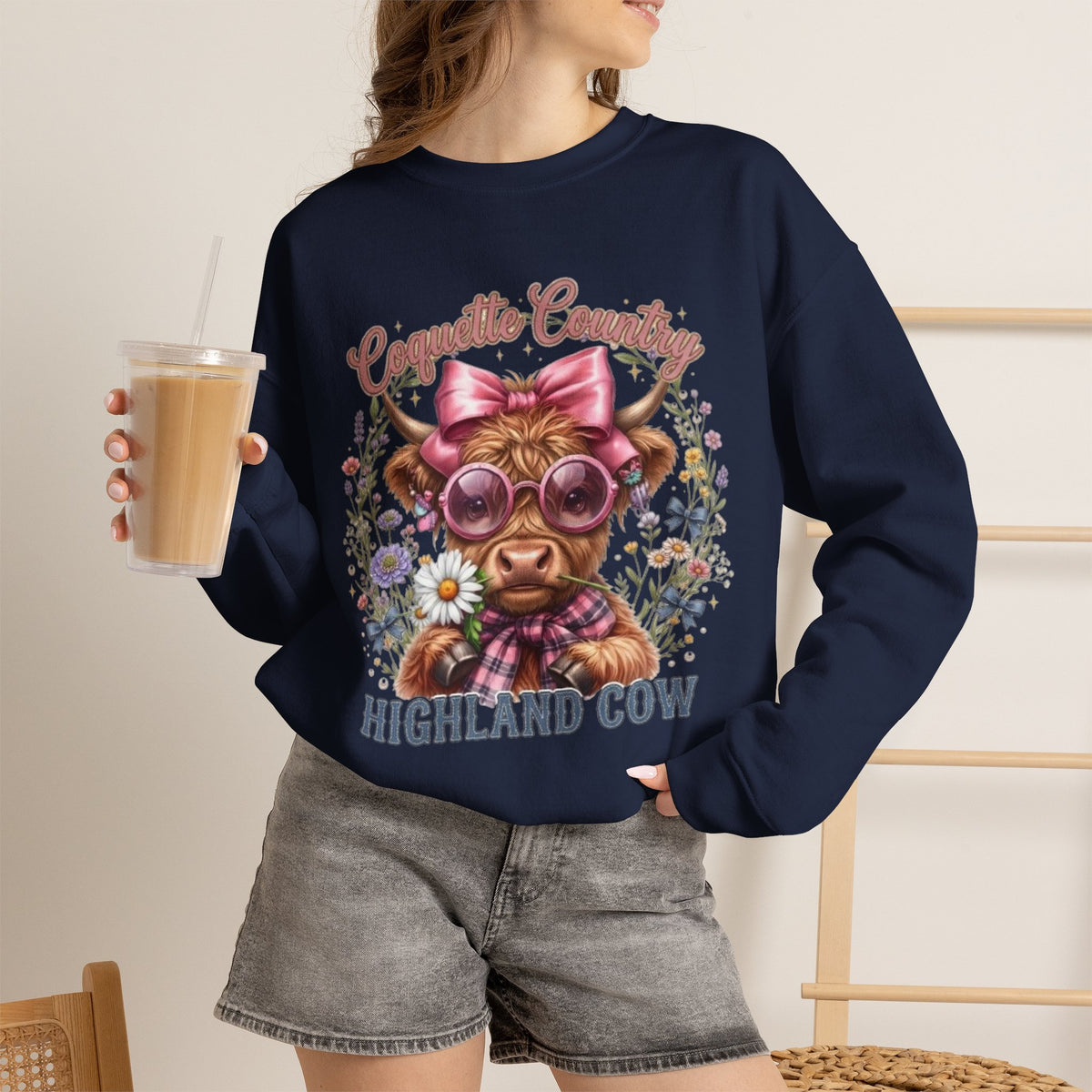 Sweatshirt mit Hochlandrind, rosa Schleife und Sonnenbrille