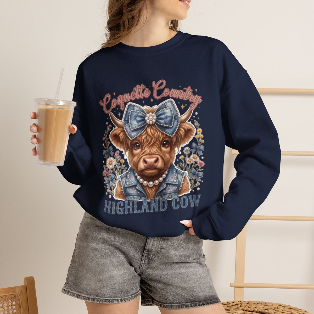Sweatshirt mit Hochlandrind und blauer Schleife