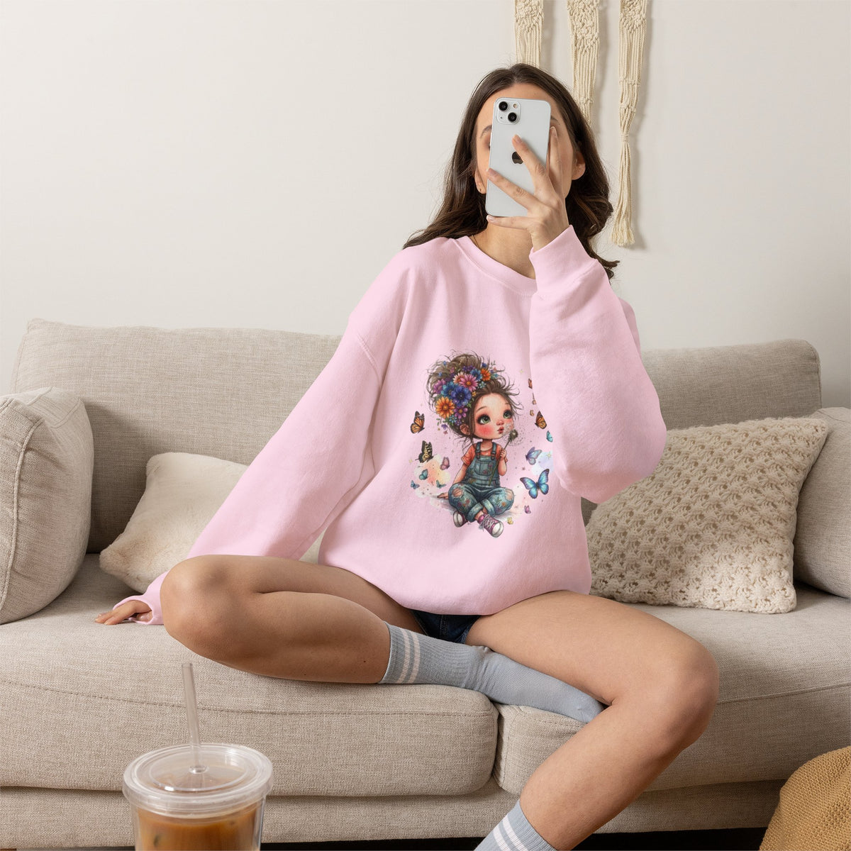 Sweatshirt mit Mädchen-Motiv, Blumen und Schmetterlingen