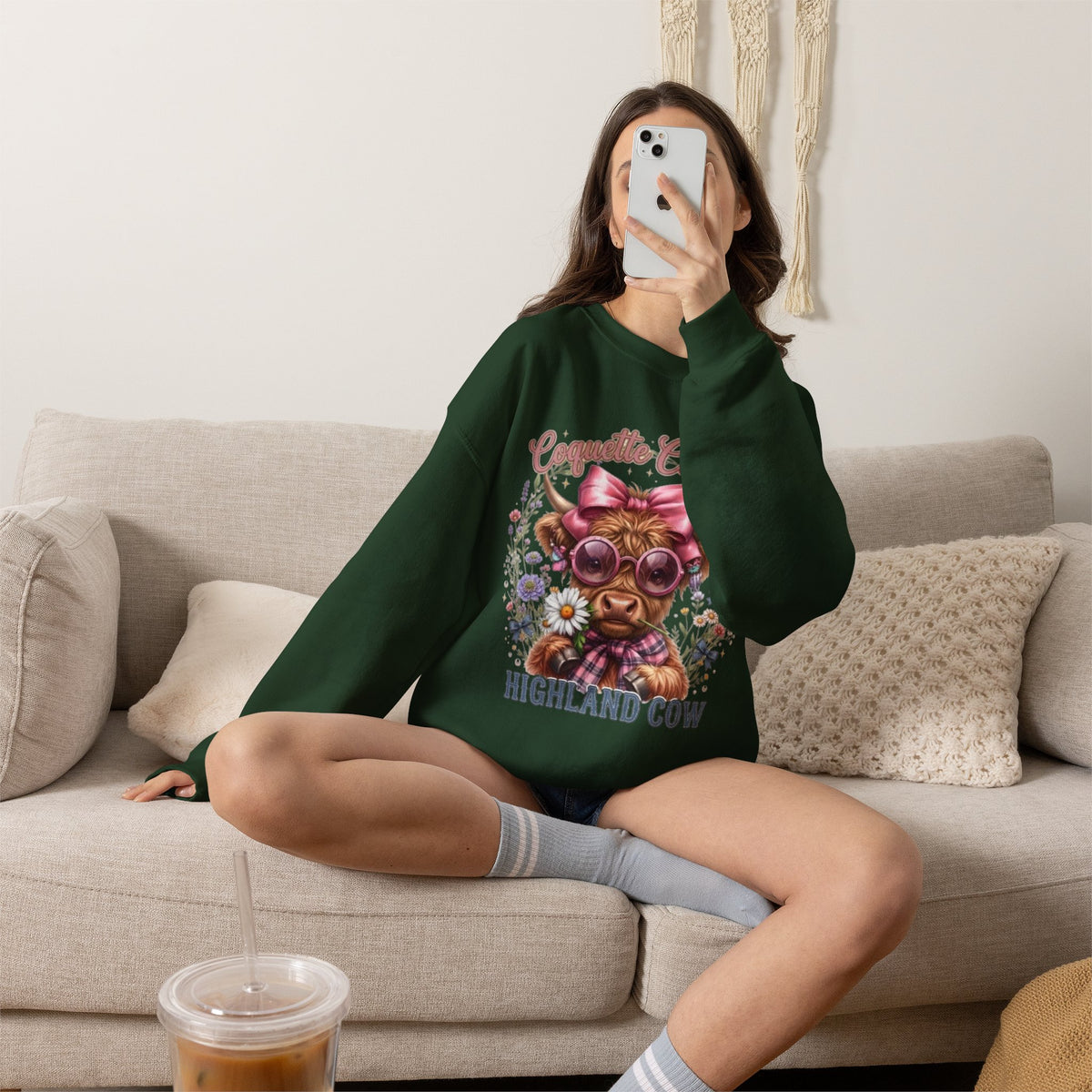 Sweatshirt mit Hochlandrind, rosa Schleife und Sonnenbrille