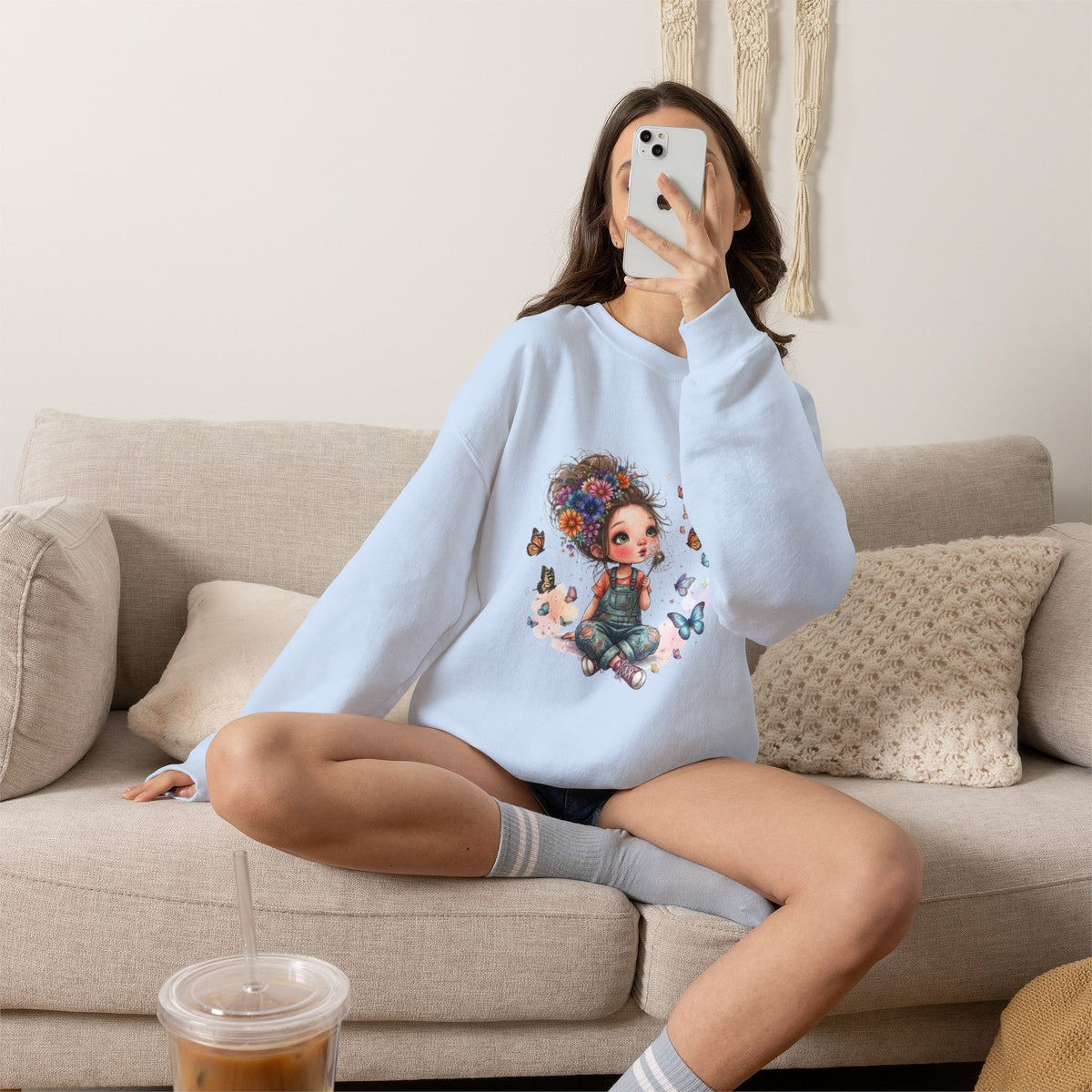 Sweatshirt mit Mädchen-Motiv, Blumen und Schmetterlingen