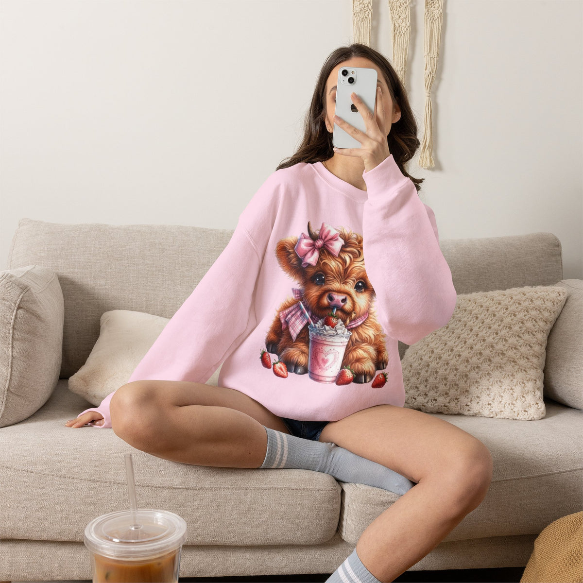 Sweatshirt mit Hochlandkalb und Erdbeerdrink