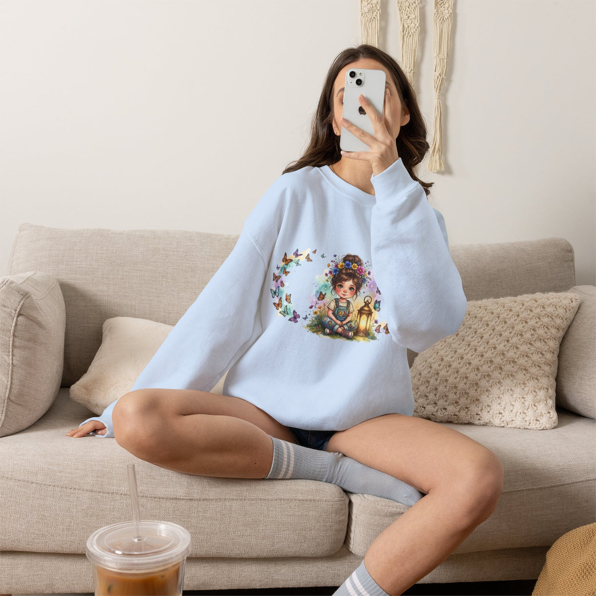 Sweatshirt mit Mädchen, Laterne und Schmetterlingen