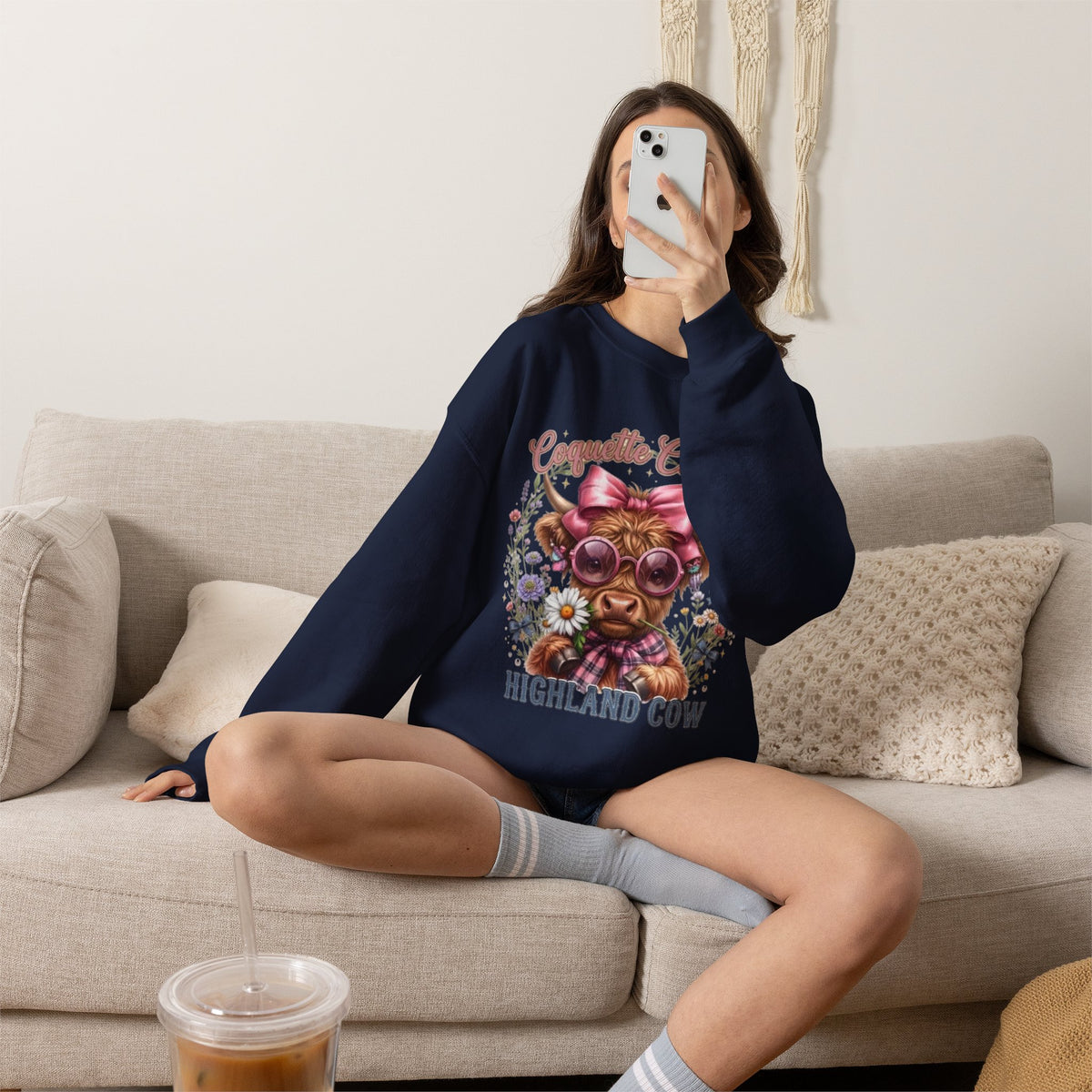 Sweatshirt mit Hochlandrind, rosa Schleife und Sonnenbrille