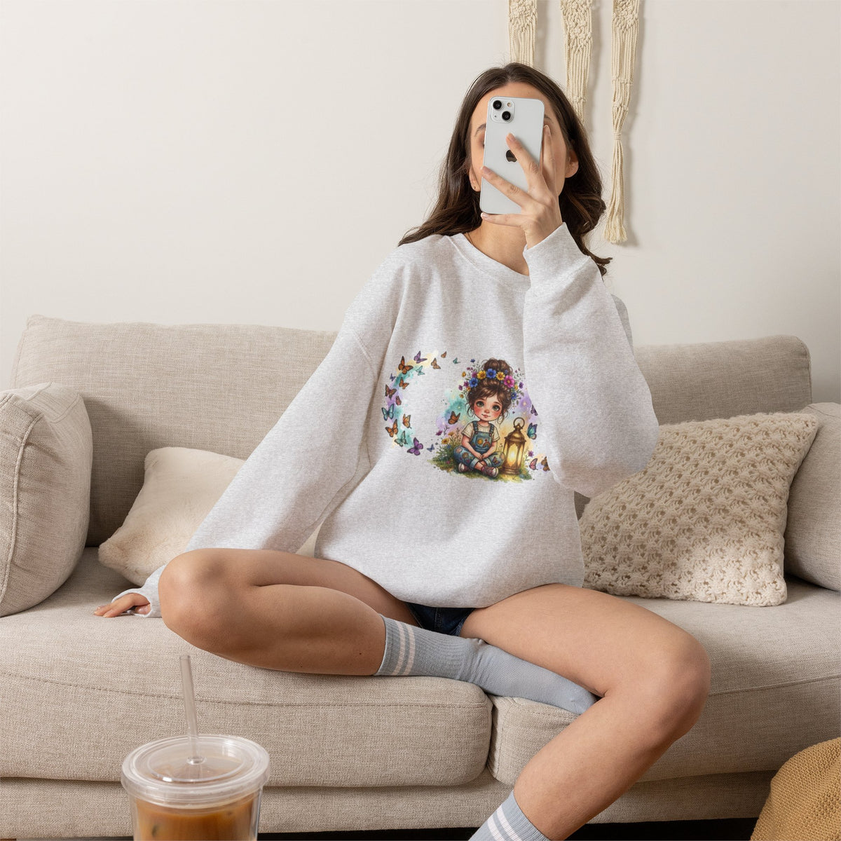 Sweatshirt mit Mädchen, Laterne und Schmetterlingen