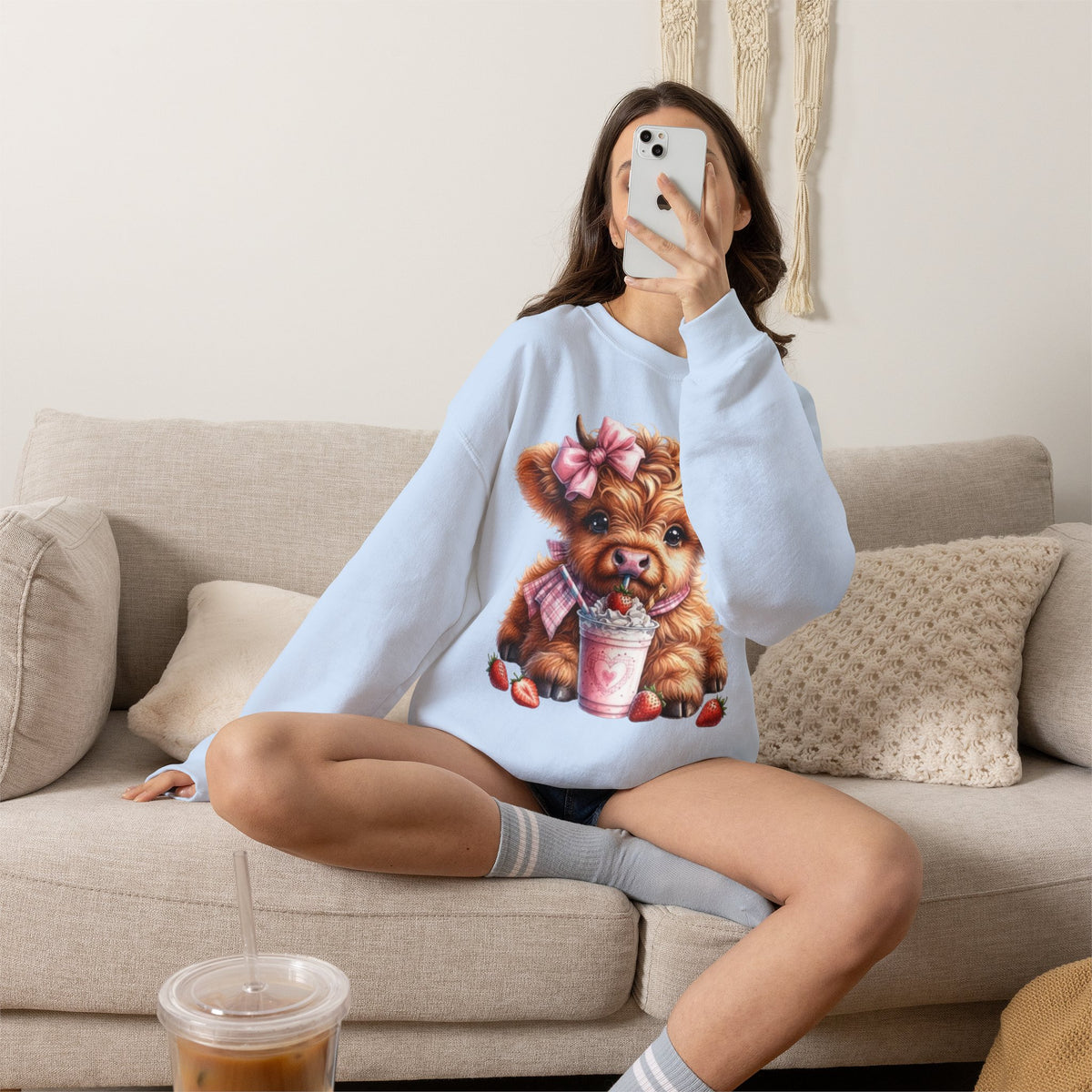 Sweatshirt mit Hochlandkalb und Erdbeerdrink
