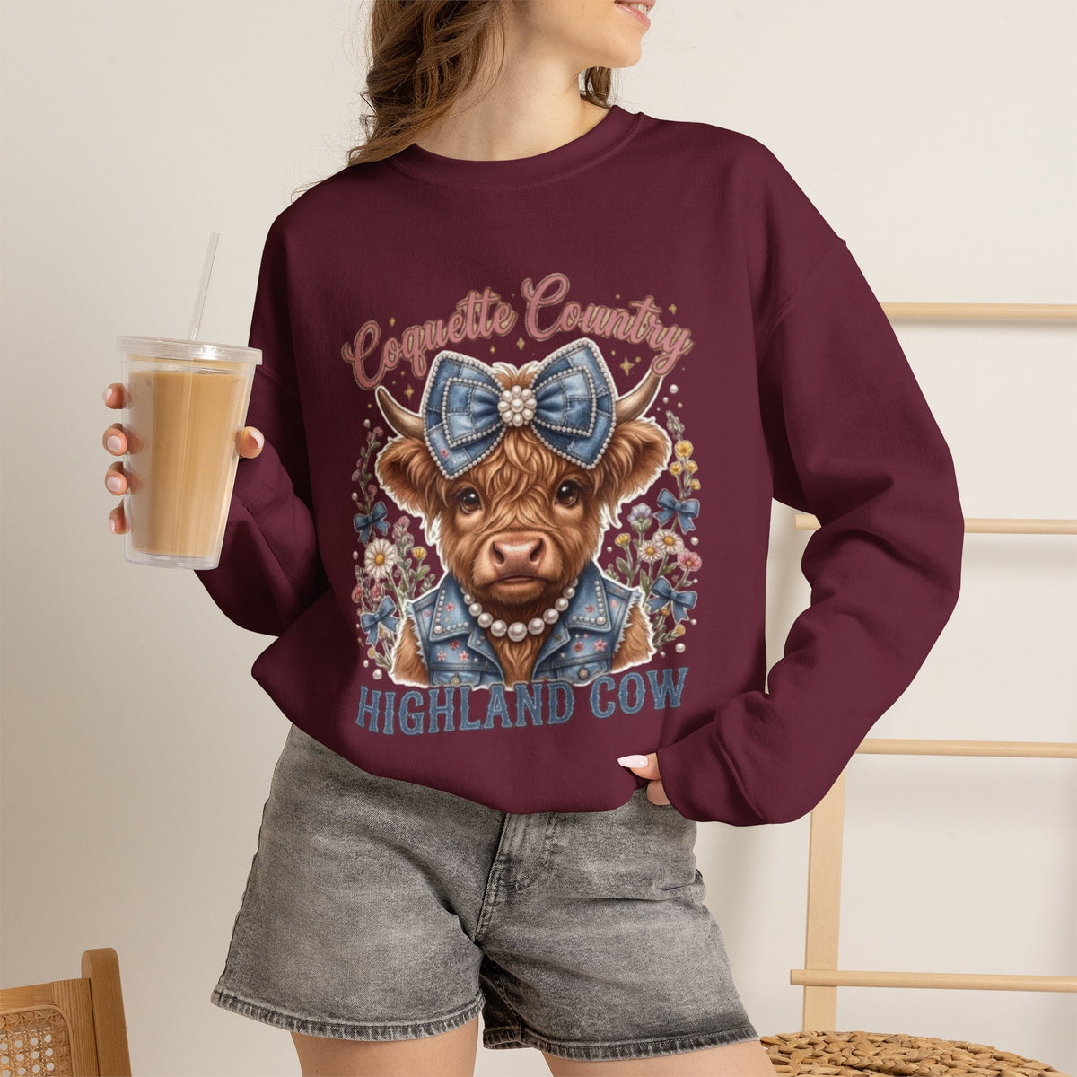 Sweatshirt mit Hochlandrind und blauer Schleife