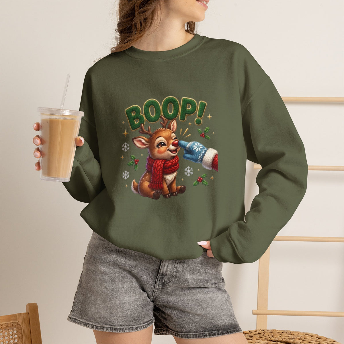 Weihnachtssweatshirt mit Rentier und „BOOP!“-Motiv