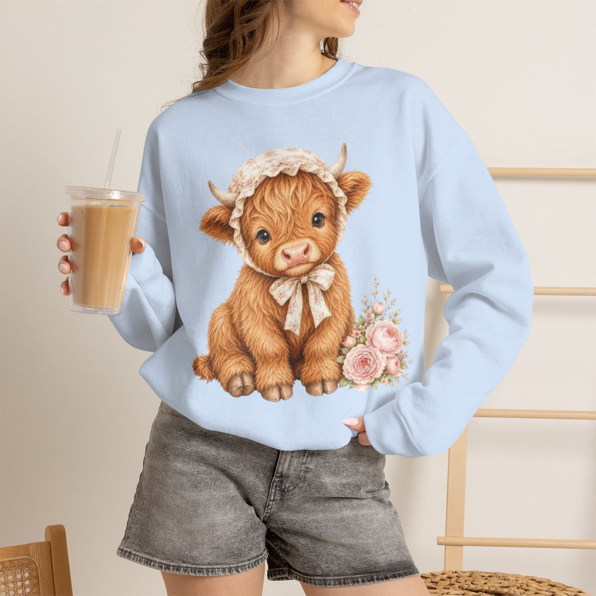 Sweatshirt mit Hochlandkalb und rosa Blumen
