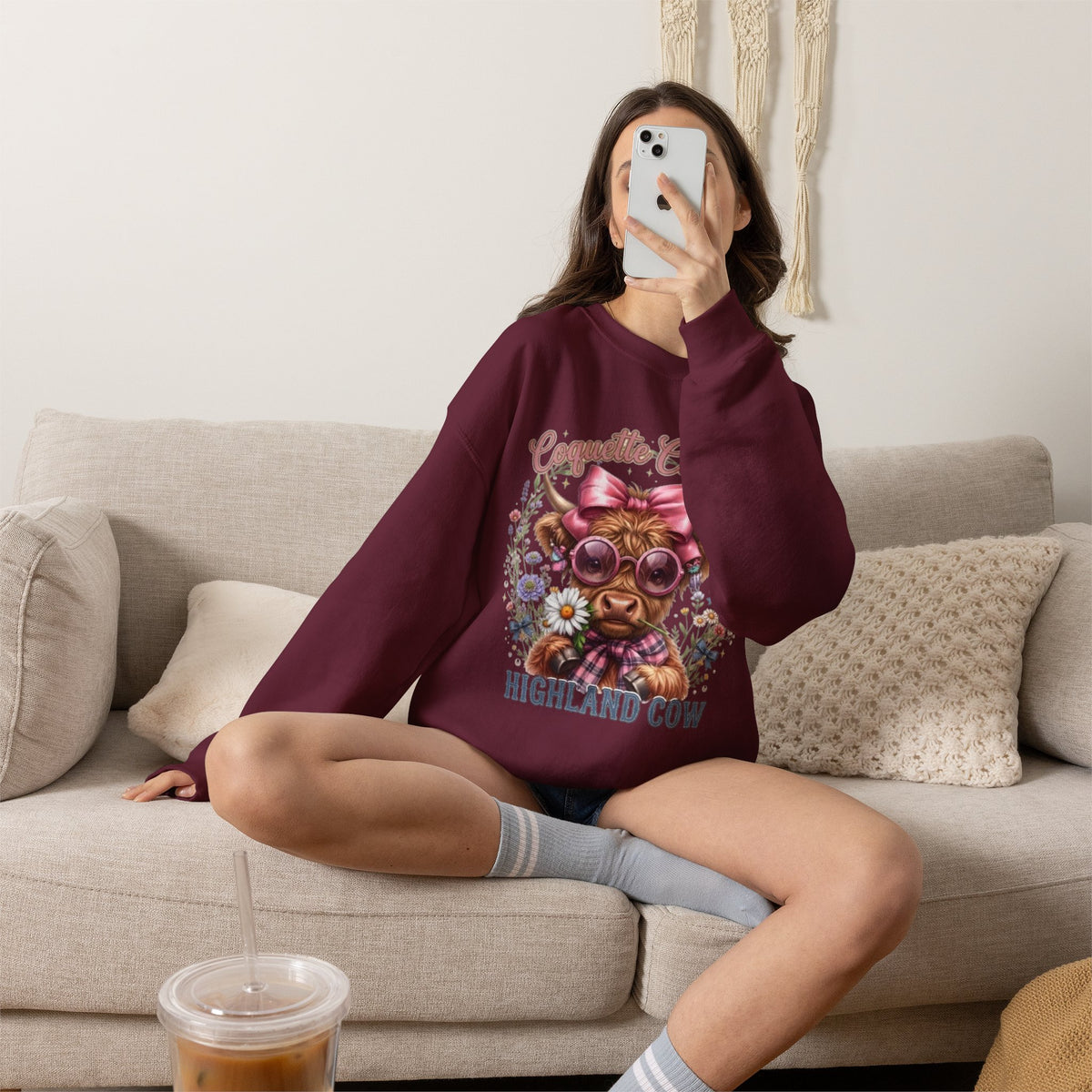 Sweatshirt mit Hochlandrind, rosa Schleife und Sonnenbrille