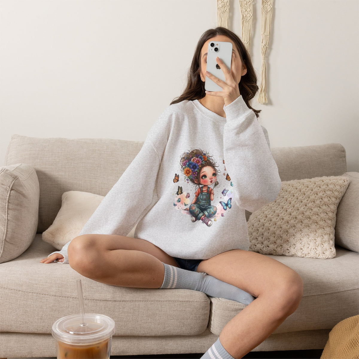 Sweatshirt mit Mädchen-Motiv, Blumen und Schmetterlingen