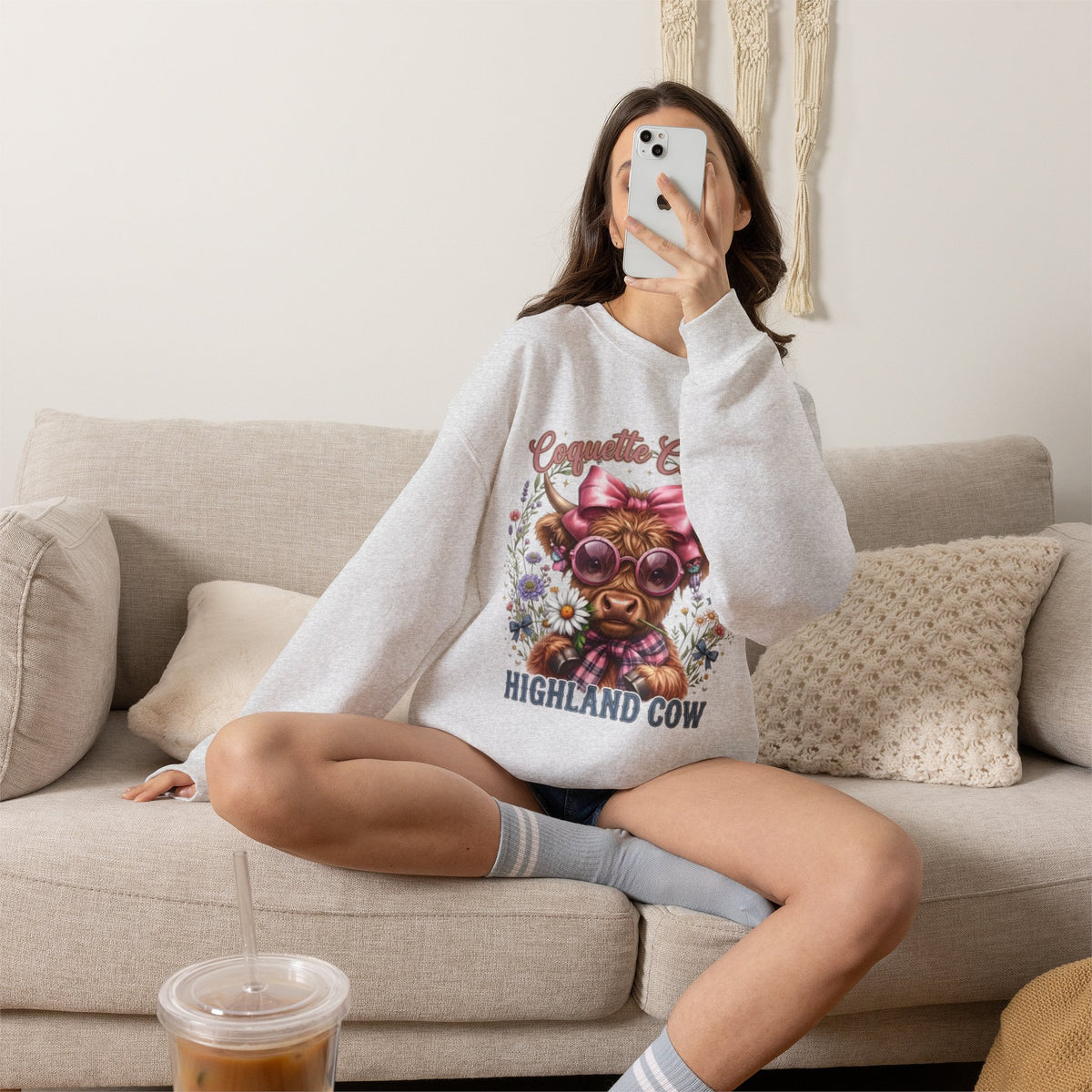 Sweatshirt mit Hochlandrind, rosa Schleife und Sonnenbrille