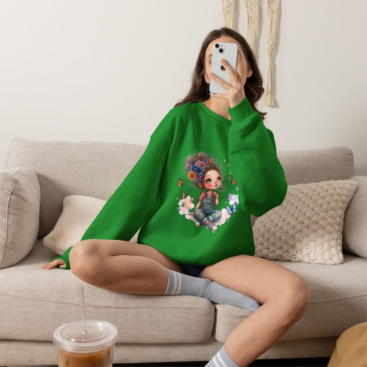 Sweatshirt mit Mädchen-Motiv, Blumen und Schmetterlingen