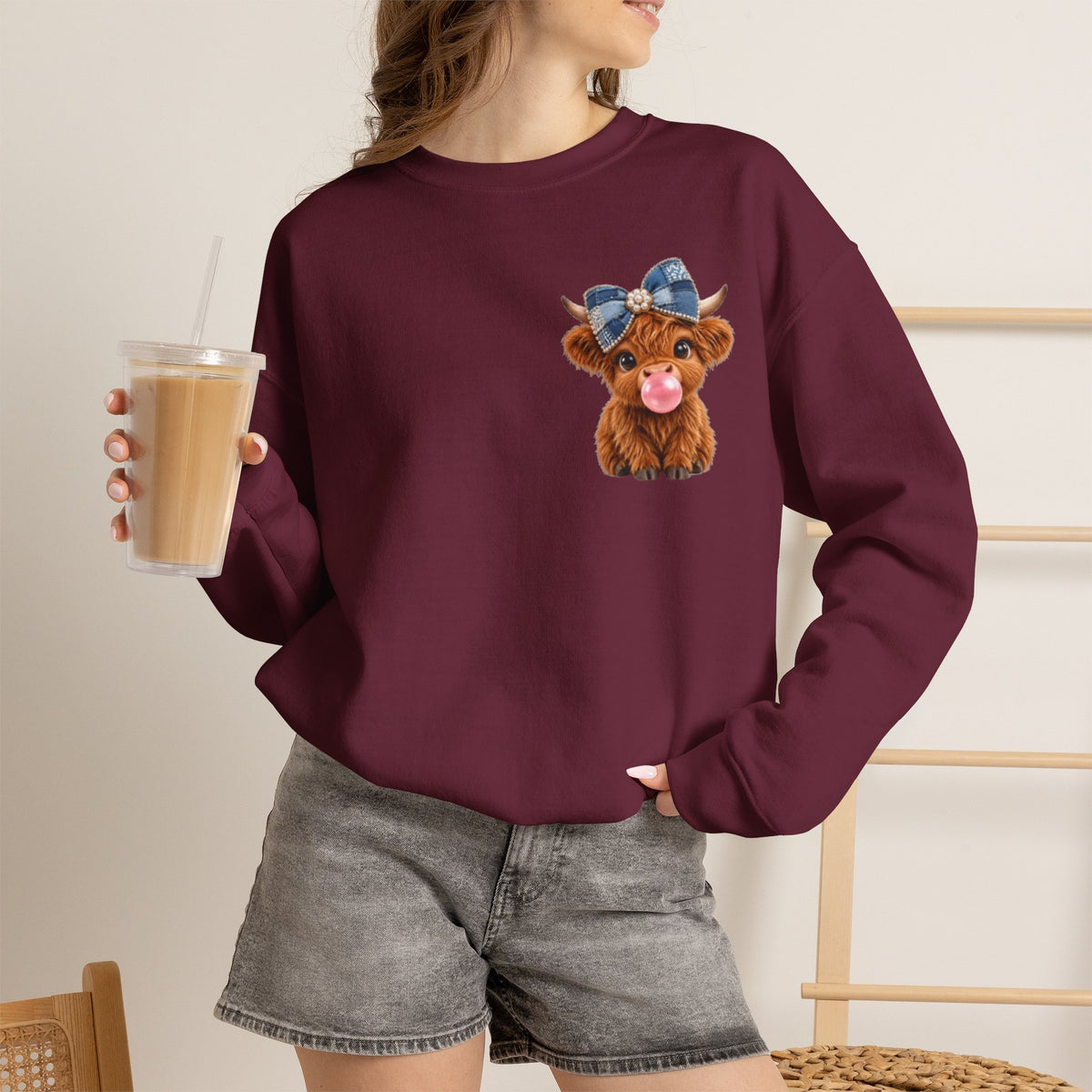 Sweatshirt mit niedlichem Hochlandrind – bestickt