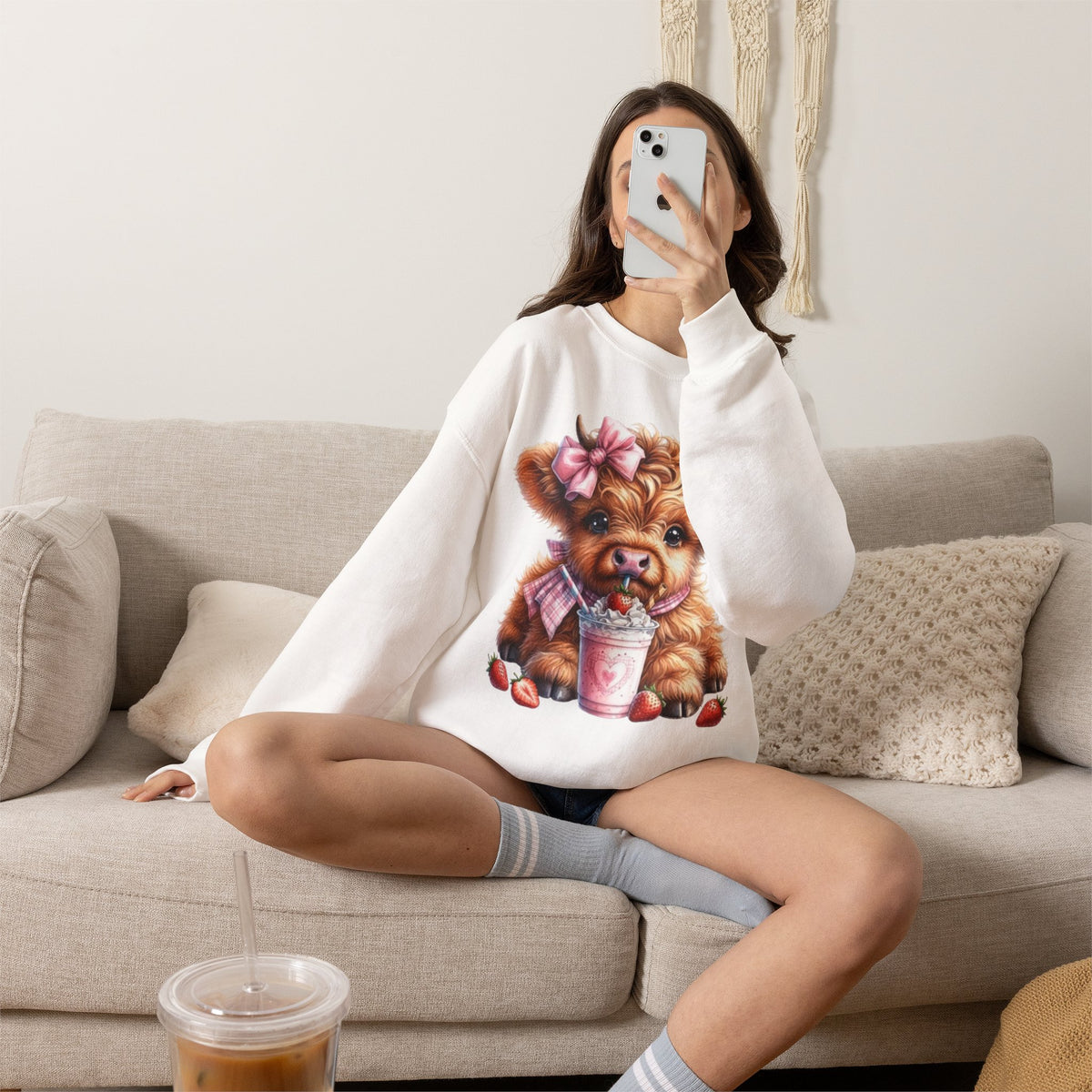 Sweatshirt mit Hochlandkalb und Erdbeerdrink