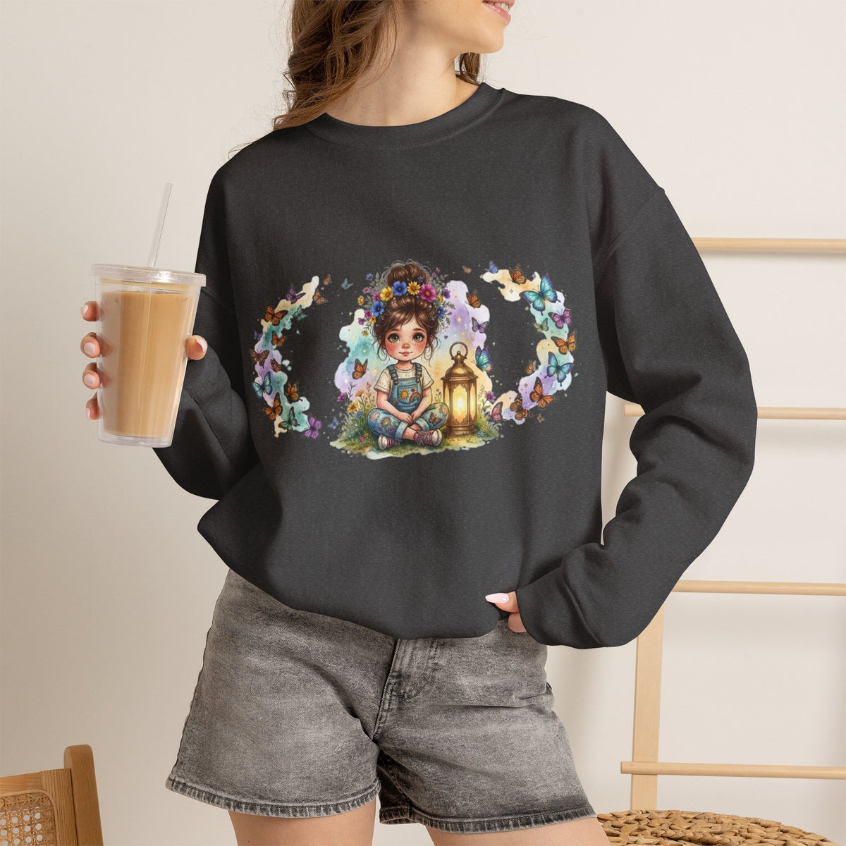 Sweatshirt mit Mädchen, Laterne und Schmetterlingen