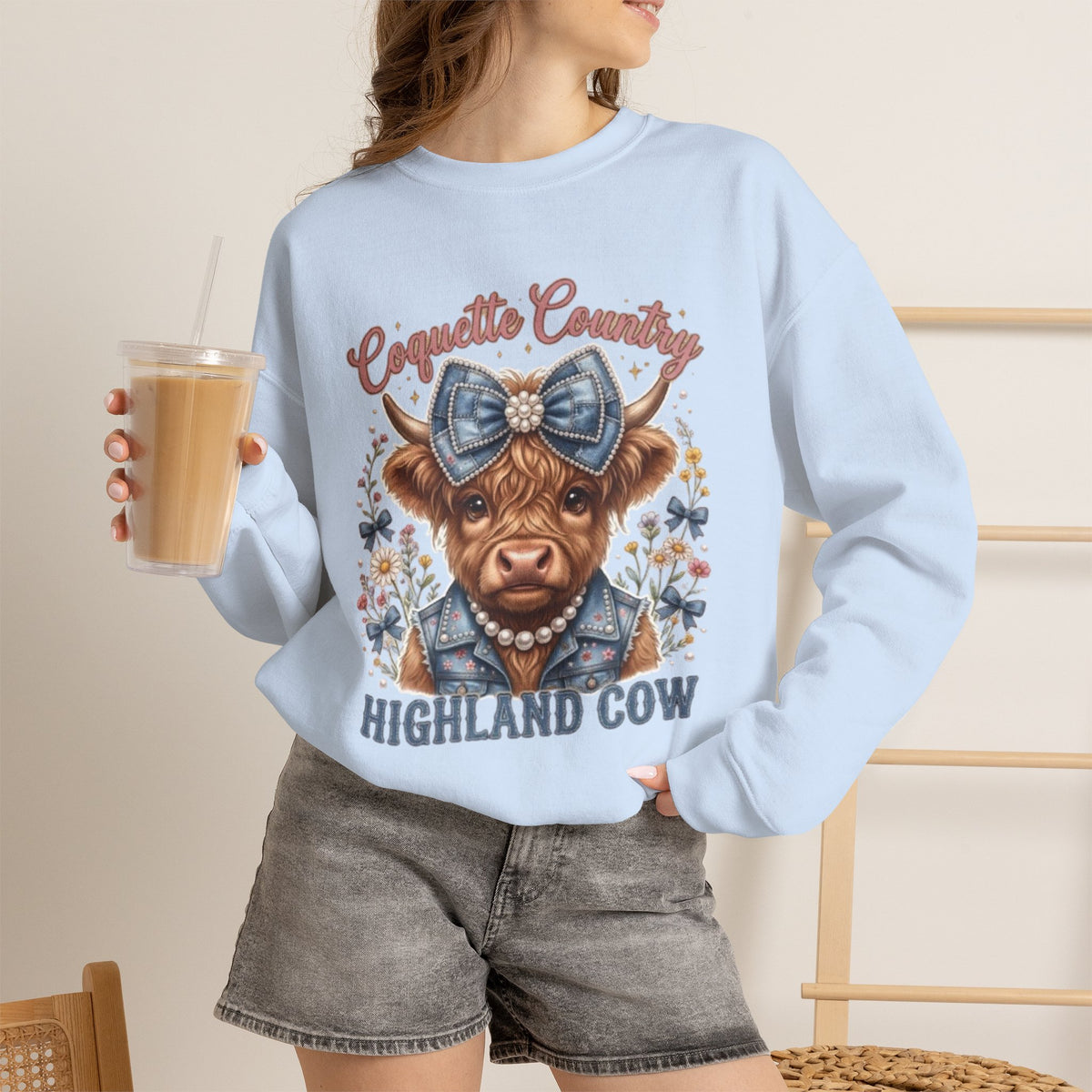 Sweatshirt mit Hochlandrind und blauer Schleife