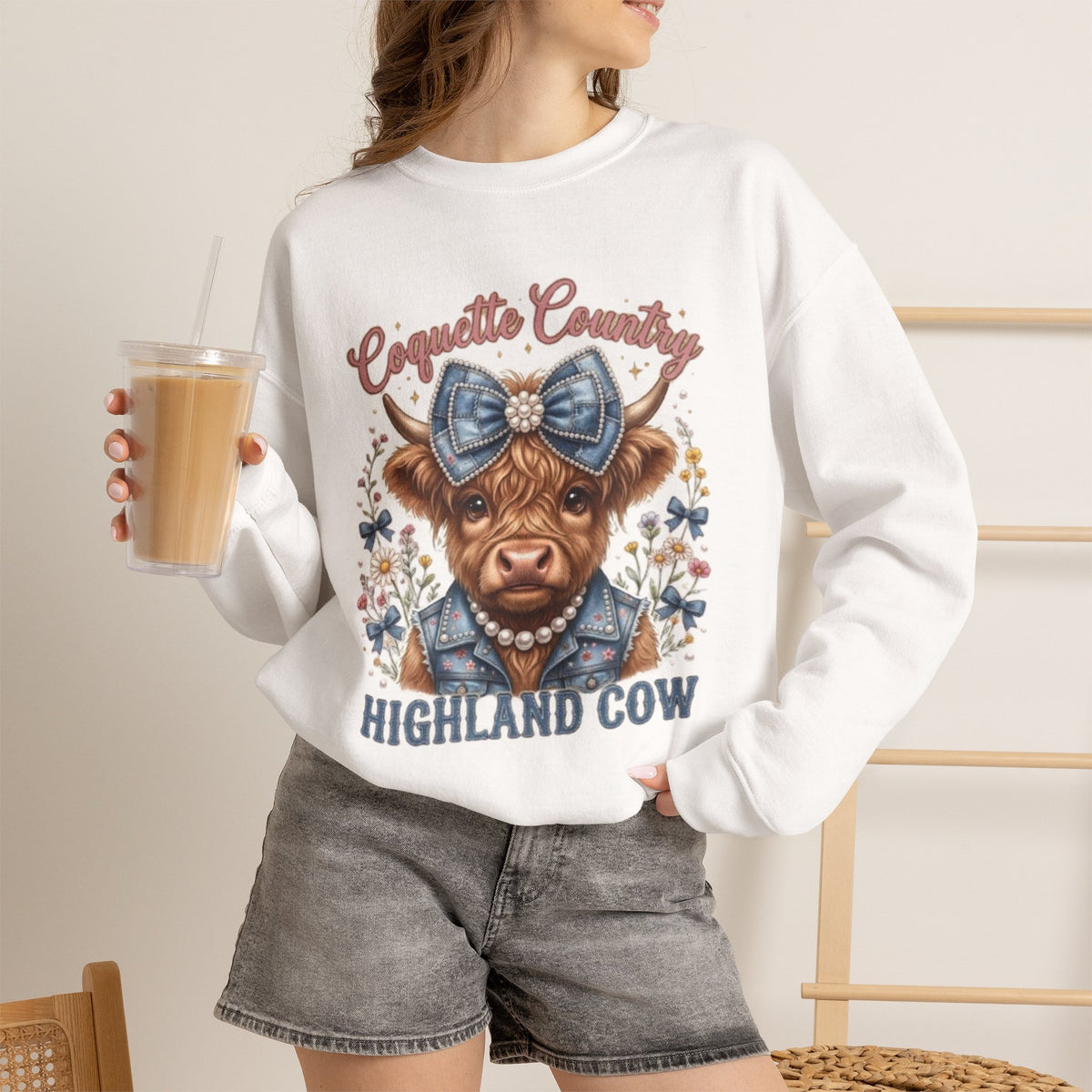 Sweatshirt mit Hochlandrind und blauer Schleife