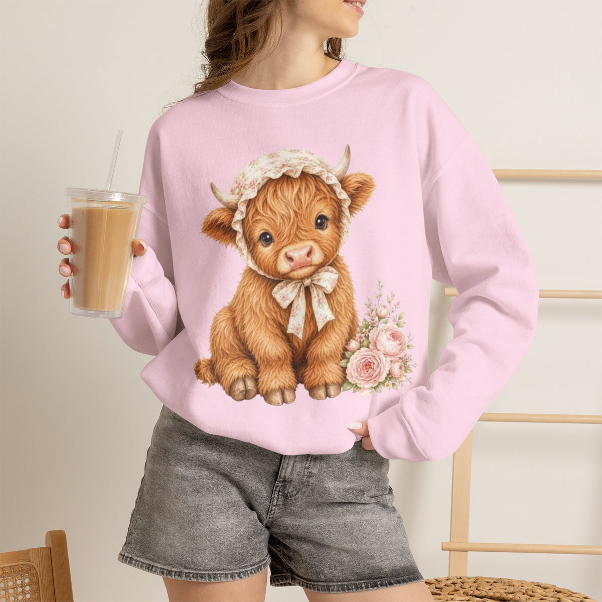 Sweatshirt mit Hochlandkalb und rosa Blumen