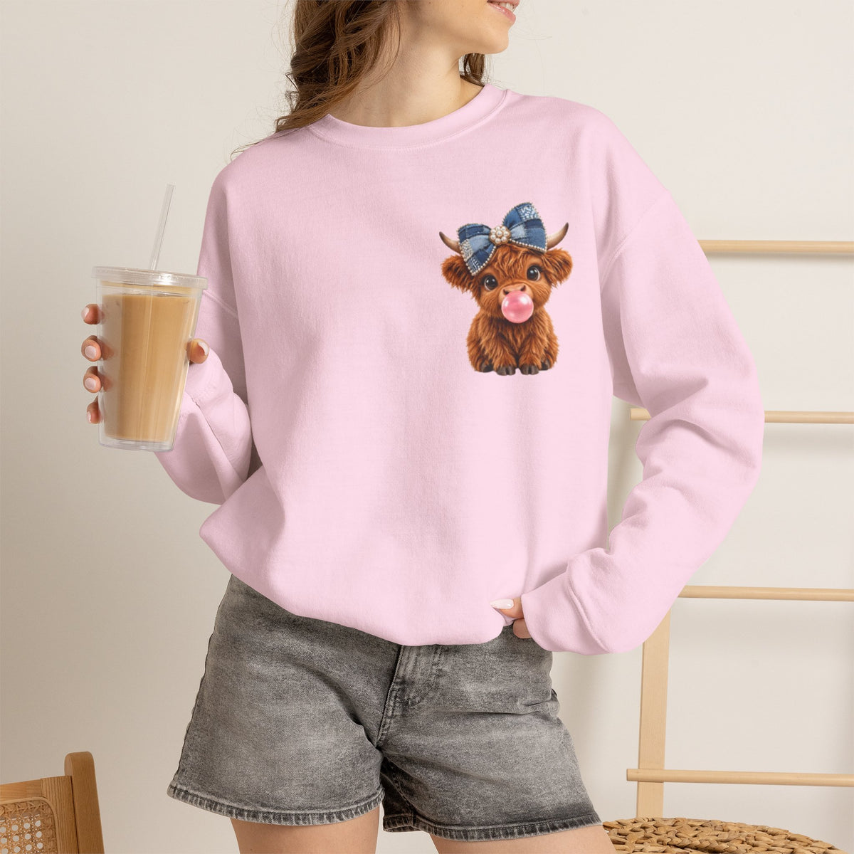 Sweatshirt mit niedlichem Hochlandrind – bestickt