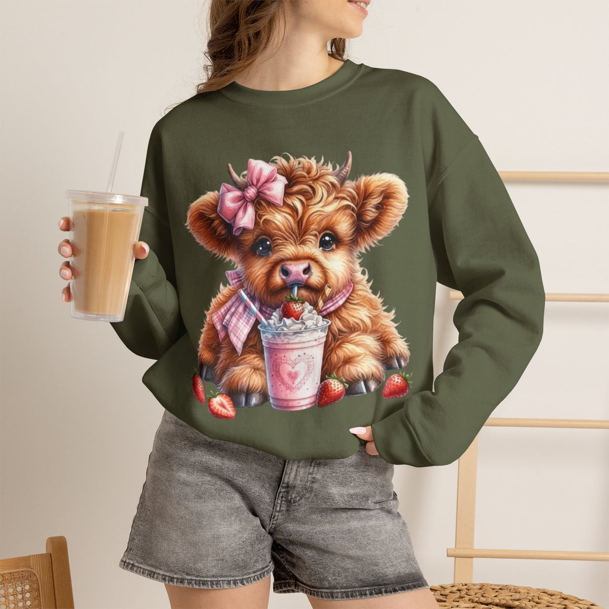 Sweatshirt mit Hochlandkalb und Erdbeerdrink