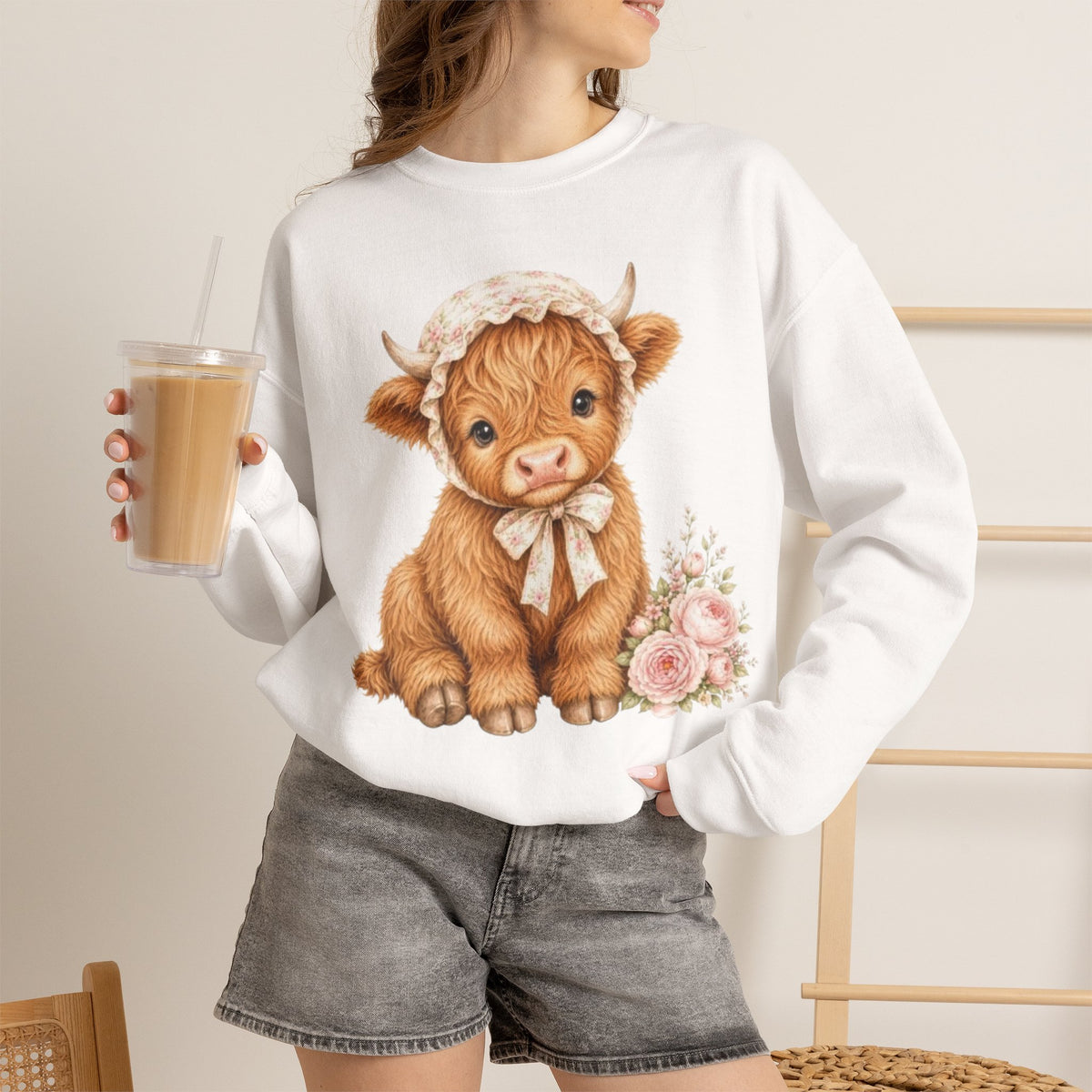 Sweatshirt mit Hochlandkalb und rosa Blumen