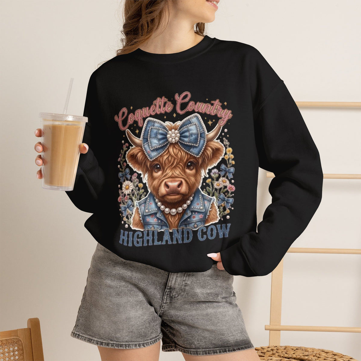 Sweatshirt mit Hochlandrind und blauer Schleife