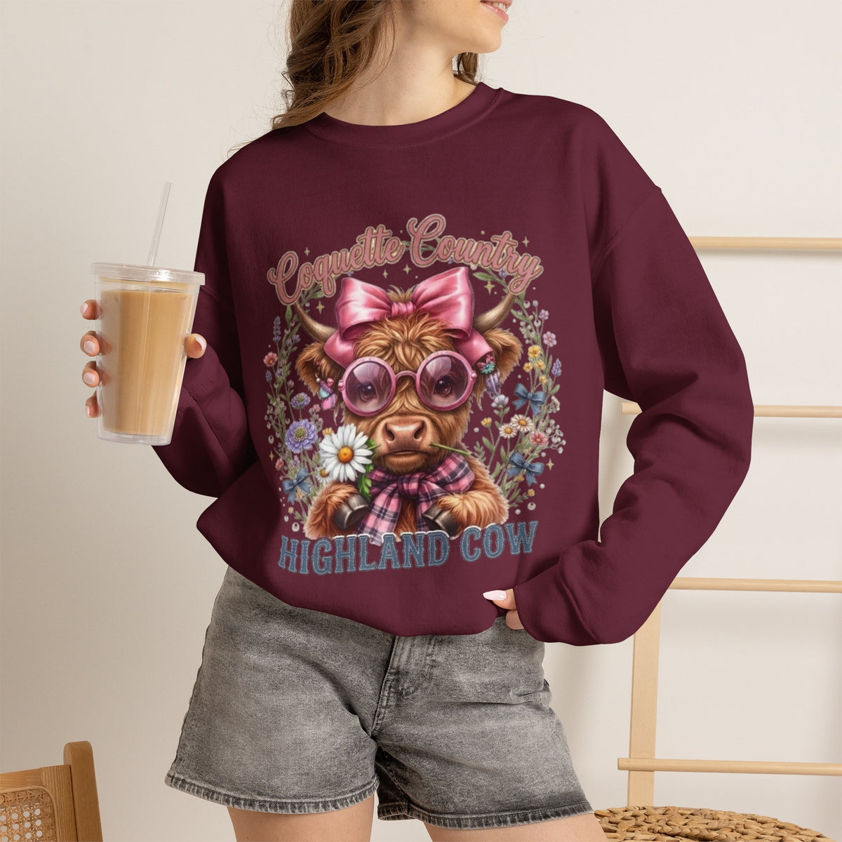 Sweatshirt mit Hochlandrind, rosa Schleife und Sonnenbrille