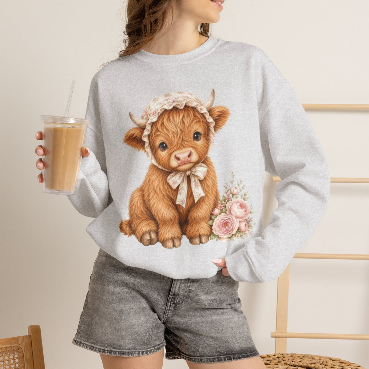 Sweatshirt mit Hochlandkalb und rosa Blumen