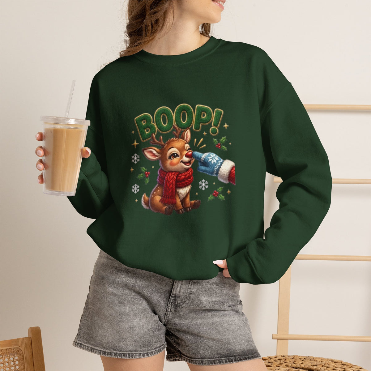Weihnachtssweatshirt mit Rentier und „BOOP!“-Motiv