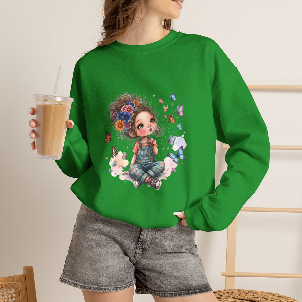Sweatshirt mit Mädchen-Motiv, Blumen und Schmetterlingen