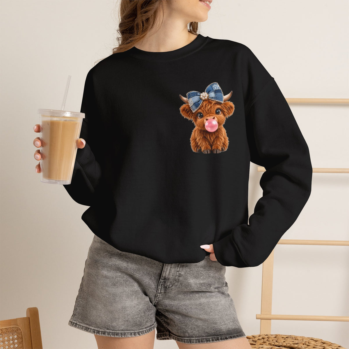Sweatshirt mit niedlichem Hochlandrind – bestickt