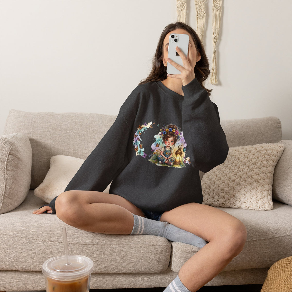 Sweatshirt mit Mädchen, Laterne und Schmetterlingen