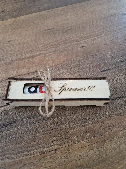 Handgefertigtes Holzgeschenk "Du Spinner"