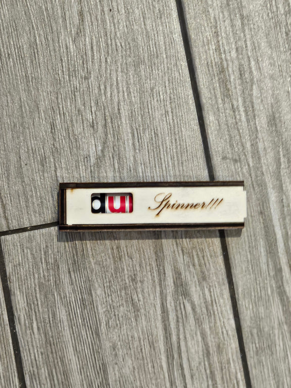 „Du Spinner!!!“ – Lustige Holzbox mit Überraschungskapsel