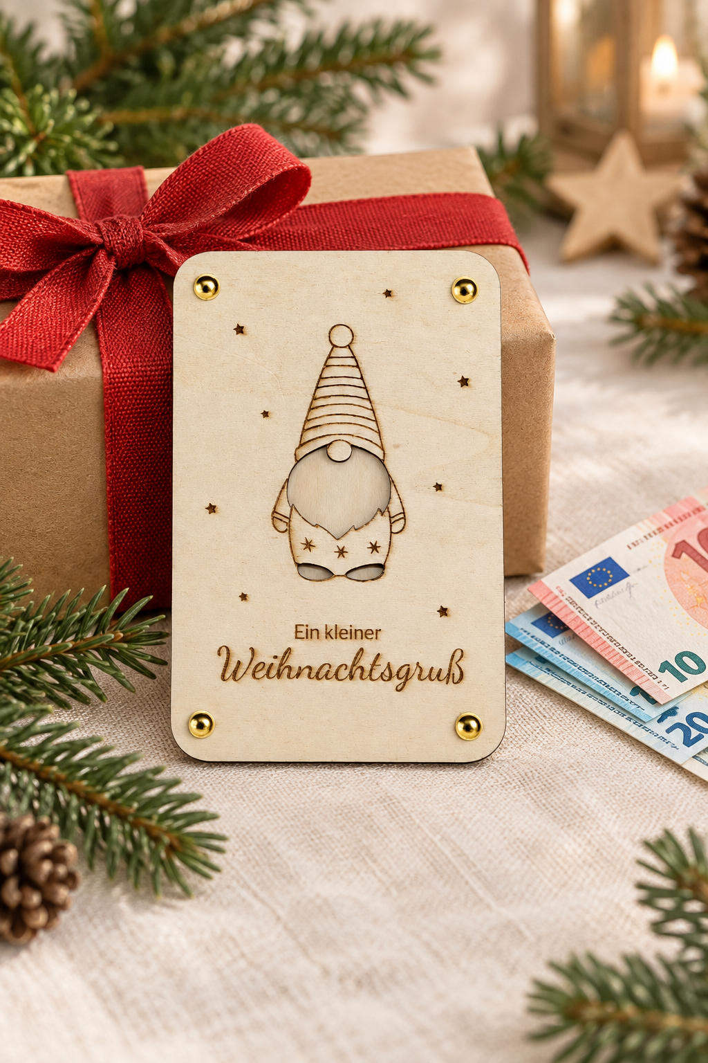 Holz-Weihnachtsgruß mit Wichtel neben Geschenkbox und Euro-Banknoten