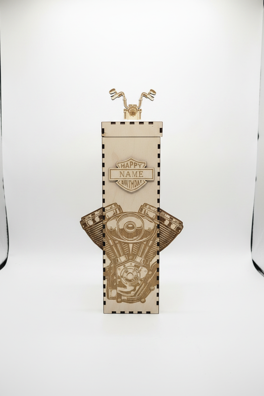 Professionelles Produktfoto Weinflaschenbox Holz Harley Motor – Hochformat