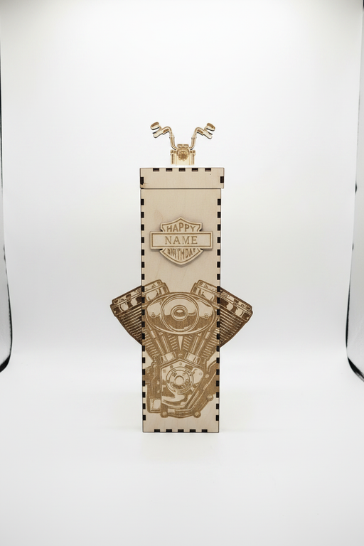 Professionelles Produktfoto Weinflaschenbox Holz Harley Motor – Hochformat