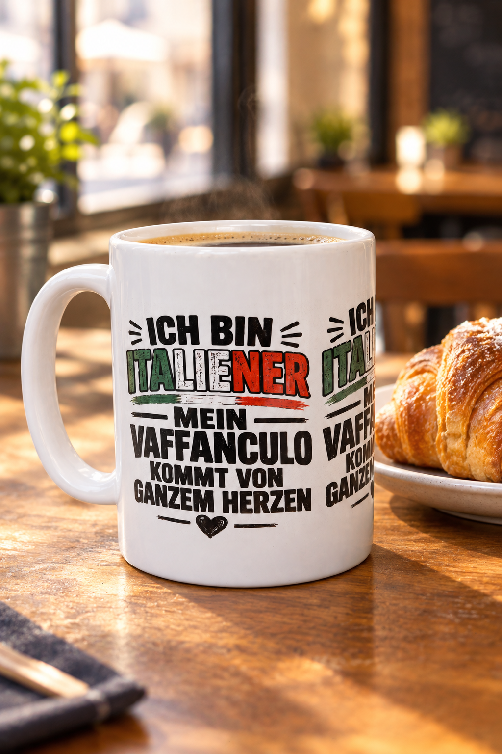 Kaffeetasse mit Italien-Spruch auf einem Cafétisch