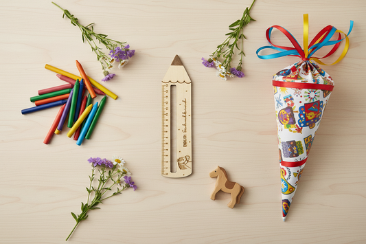 Holzlineal Pferd lifestyle flat lay mit Schulmaterial