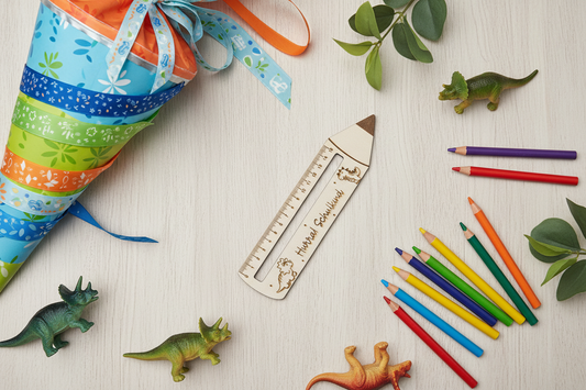 Holzlineal Dinosaurier lifestyle flat lay mit Schulmaterial