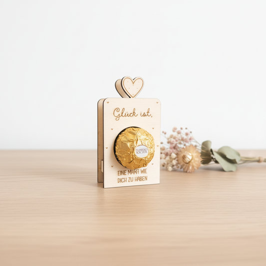 Holz-Pralinenhalter auf Holztisch mit Naturlicht