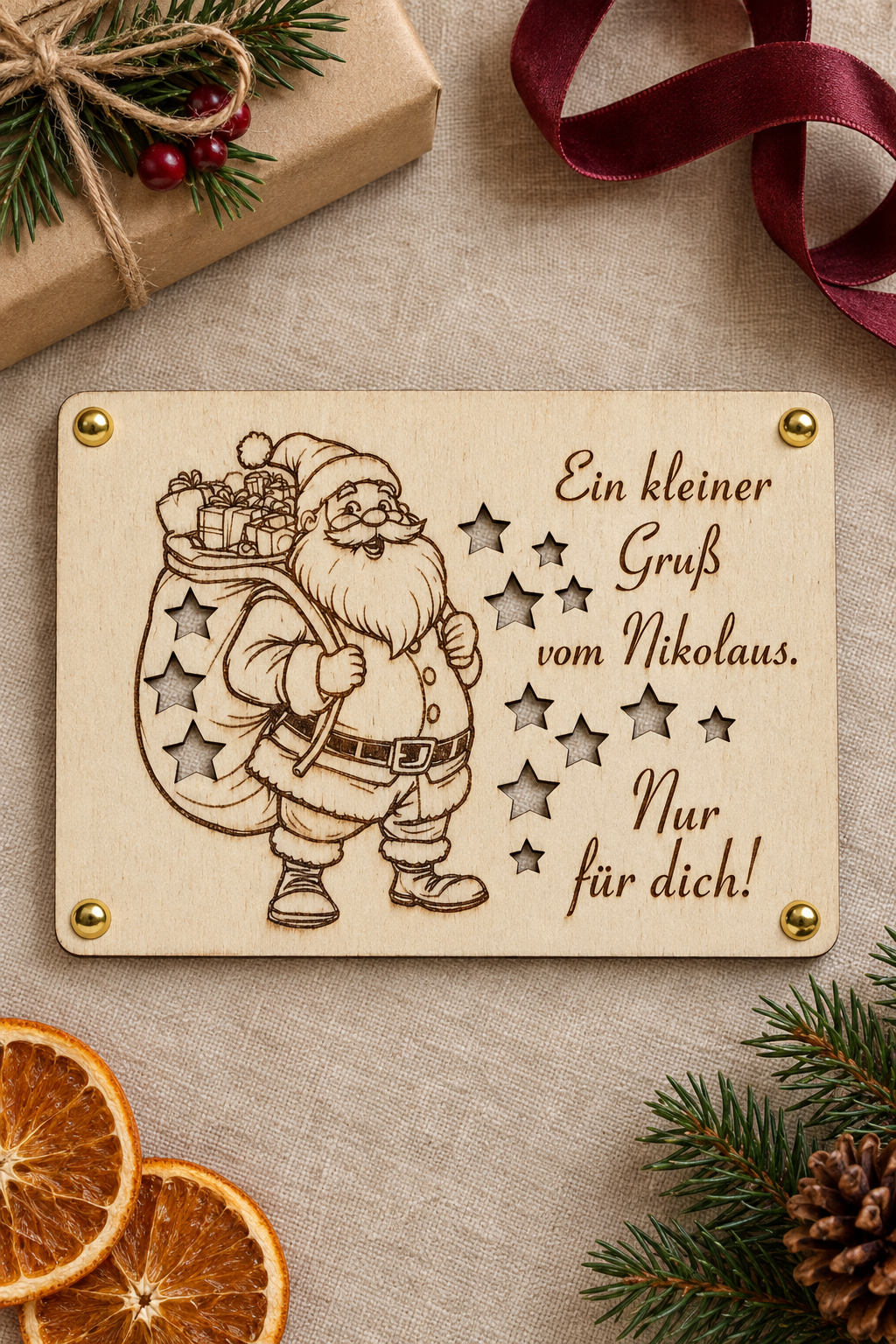 Nikolaus-Holzschild als Geschenk in festlicher Umgebung