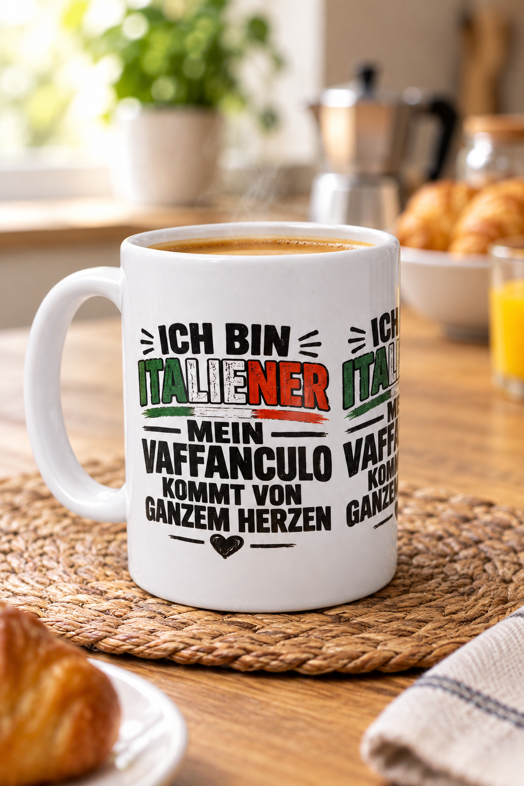 Kaffeetasse mit Italien-Spruch auf einem Frühstückstisch