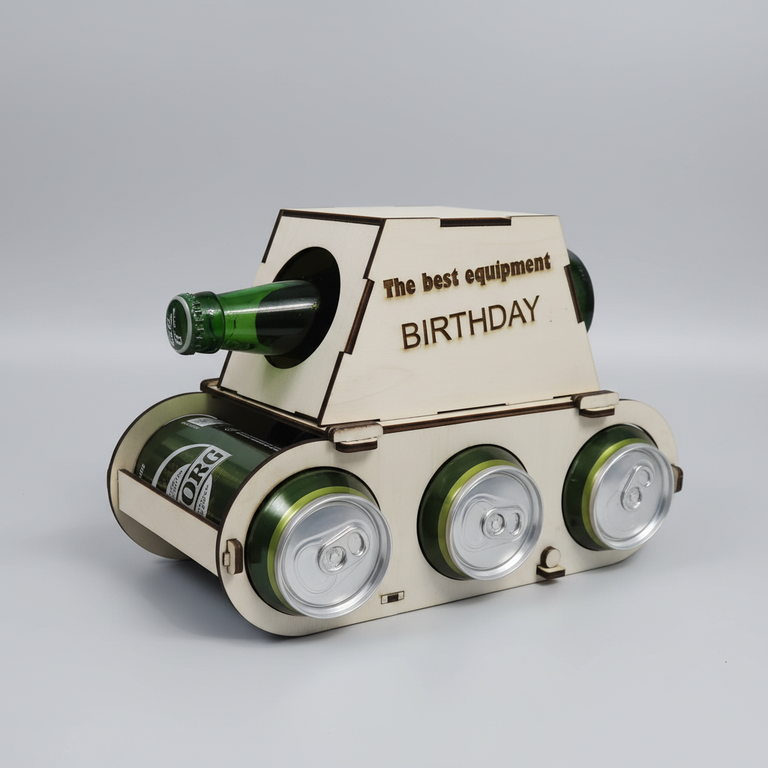 Lasergraviertes Bierträger-Panzer aus Holz mit professionellem Hintergrund