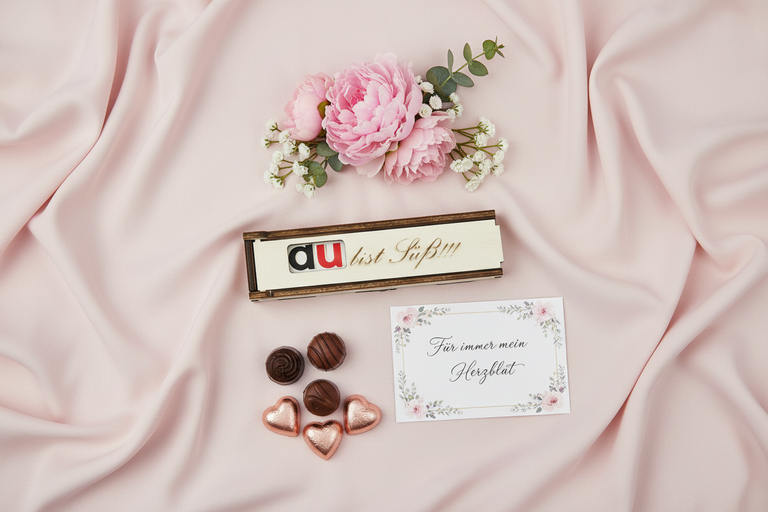 Flat Lay romantisch mit Holzbox Du bist süß, Cioccolatini und Blumen